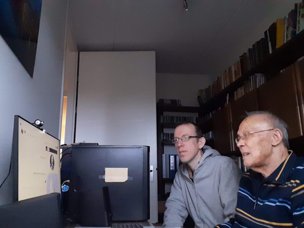 Ferry Verschuyl en Frank bezig met computerprobleem